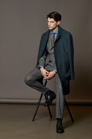 dunkeltürkiser Mantel, grauer Wollanzug mit Schottenmuster, blaues Businesshemd, schwarze Leder Slipper mit Quasten für Herren