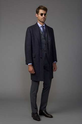 Welche Businesshemden mit grauen Anzuges zu tragen – 181 Herren Outfits kalt Wetter: Kombinieren Sie einen grauen Anzug mit einem Businesshemd für einen stilvollen, eleganten Look. Schwarze Leder Oxford Schuhe sind eine gute Wahl, um dieses Outfit zu vervollständigen.