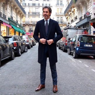 50 Jährige: Schwarzen Anzug kombinieren – 10 Herren Outfits kühl Wetter: Tragen Sie einen schwarzen Anzug und einen schwarzen Mantel für einen stilvollen, eleganten Look. Vervollständigen Sie Ihr Look mit braunen Leder Oxford Schuhen.