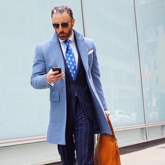 Rotbraune Shopper Tasche kombinieren – 24 Elegante Herren Outfits kühl Wetter: Entscheiden Sie sich für Komfort in einem hellblauen Mantel und einer rotbraunen Shopper Tasche.