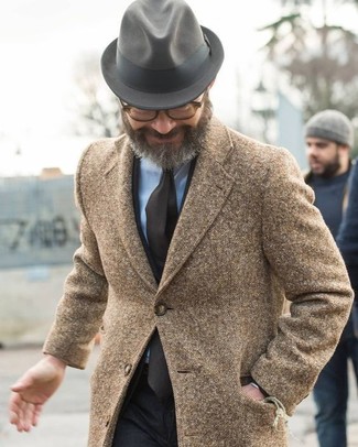 60 Jährige: Dunkelbraune Krawatte kombinieren – 14 Herren Outfits kalt Wetter: Entscheiden Sie sich für einen klassischen Stil in einem braunen Mantel und einer dunkelbraunen Krawatte.