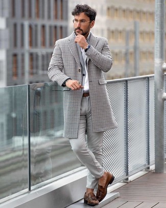 Welche Slipper mit Quasten mit grauen Anzuges zu tragen – 34 Herren Outfits kühl Wetter: Vereinigen Sie einen grauen Anzug mit einem weißen Mantel mit Hahnentritt-Muster für einen stilvollen, eleganten Look. Dieses Outfit passt hervorragend zusammen mit Slippern mit Quasten.