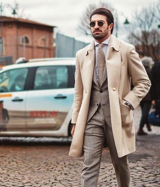 Anzug mit Hahnentritt-Muster kombinieren – 24 Herren Outfits: Erwägen Sie das Tragen von einem Anzug mit Hahnentritt-Muster und einem beigen Mantel für eine klassischen und verfeinerte Silhouette.