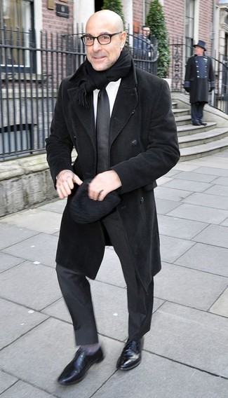 50 Jährige: Schal kombinieren – 94 Elegante Herren Outfits: Kombinieren Sie einen schwarzen Mantel mit einem Schal für einen entspannten Wochenend-Look. Fühlen Sie sich ideenreich? Ergänzen Sie Ihr Outfit mit schwarzen Leder Oxford Schuhen.