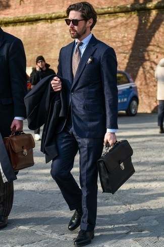 Welche Oxford Schuhe mit dunkelblauen Anzuges zu tragen – 113 Herbst Herren Outfits: Tragen Sie einen dunkelblauen Anzug und einen schwarzen Mantel für einen stilvollen, eleganten Look. Oxford Schuhe fügen sich nahtlos in einer Vielzahl von Outfits ein. Mit so einem Übergangs-Look können Sie einfach nichts falsch machen.