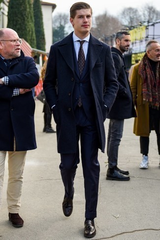 30 Jährige: Braune Krawatte kombinieren – 170 Herren Outfits kühl Wetter: Tragen Sie einen dunkelblauen Mantel und eine braune Krawatte für einen stilvollen, eleganten Look. Fühlen Sie sich mutig? Ergänzen Sie Ihr Outfit mit dunkelbraunen Leder Slippern mit Quasten.