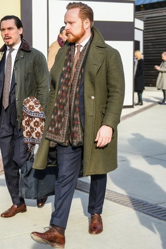 Dunkelgrünen Mantel kombinieren – 298 Herren Outfits: Erwägen Sie das Tragen von einem dunkelgrünen Mantel und einem dunkelblauen vertikal gestreiften Anzug für eine klassischen und verfeinerte Silhouette. Ergänzen Sie Ihr Look mit braunen Leder Oxford Schuhen.