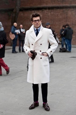 Violette Socken kombinieren – 42 Herren Outfits kühl Wetter: Kombinieren Sie einen weißen Mantel mit violetten Socken für einen entspannten Wochenend-Look. Fühlen Sie sich mutig? Wählen Sie dunkelroten Doppelmonks aus Leder.