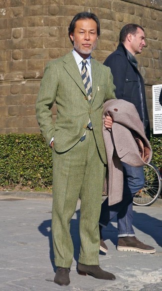 40 Jährige: Mantel kombinieren – 385 Herren Outfits: Kombinieren Sie einen Mantel mit einem olivgrünen Anzug für einen stilvollen, eleganten Look. Dunkelbraune Wildleder Oxford Schuhe sind eine großartige Wahl, um dieses Outfit zu vervollständigen.