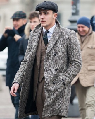 30 Jährige: Braunen Anzug kombinieren – 72 Herren Outfits kalt Wetter: Tragen Sie einen braunen Anzug und einen grauen Mantel mit Fischgrätenmuster, um vor Klasse und Perfektion zu strotzen.
