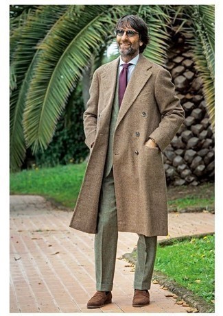 Rotbraunen Mantel kombinieren – 270 Elegante Herren Outfits: Kombinieren Sie einen rotbraunen Mantel mit einem olivgrünen Anzug für einen stilvollen, eleganten Look. Fühlen Sie sich ideenreich? Entscheiden Sie sich für braunen Wildleder Slipper.