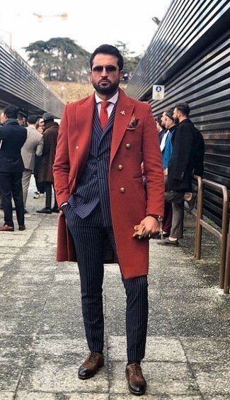 Dunkelrotes Einstecktuch kombinieren – 255 Herbst Herren Outfits: Für ein bequemes Couch-Outfit, kombinieren Sie einen roten Mantel mit einem dunkelroten Einstecktuch. Fühlen Sie sich mutig? Vervollständigen Sie Ihr Outfit mit dunkelbraunen Wildleder Oxford Schuhen. Ein cooler Übergangs-Look.