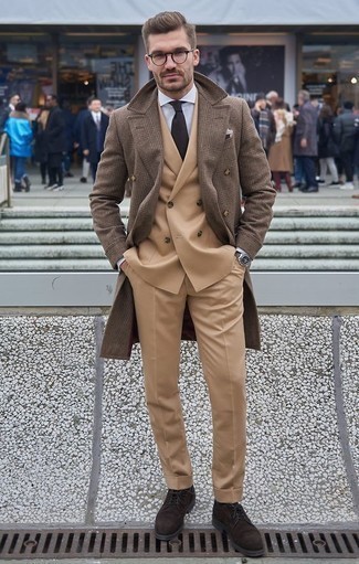 Braunen Mantel mit Schottenmuster kombinieren – 85 Herren Outfits: Tragen Sie einen braunen Mantel mit Schottenmuster und einen beige Anzug für eine klassischen und verfeinerte Silhouette. Dunkelbraune Wildleder Derby Schuhe sind eine ideale Wahl, um dieses Outfit zu vervollständigen.