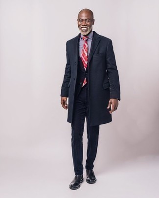 40 Jährige: Rote Krawatte kombinieren – 14 Herren Outfits kühl Wetter: Kombinieren Sie einen dunkelblauen Mantel mit einer roten Krawatte für eine klassischen und verfeinerte Silhouette. Warum kombinieren Sie Ihr Outfit für einen legereren Auftritt nicht mal mit schwarzen Chelsea Boots aus Leder?
