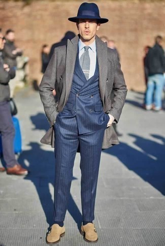 Wie grauen Mantel mit blauen vertikal gestreiften Anzuges zu kombinieren – 8 Herren Outfits: Kombinieren Sie einen grauen Mantel mit einem blauen vertikal gestreiften Anzug für eine klassischen und verfeinerte Silhouette. Hellbeige Doppelmonks aus Wildleder sind eine perfekte Wahl, um dieses Outfit zu vervollständigen.