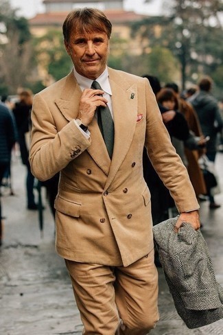 50 Jährige: Beige Cordanzug kombinieren – 1 Herren Outfits: Erwägen Sie das Tragen von einem beige Cordanzug und einem grauen Mantel mit Fischgrätenmuster, um vor Klasse und Perfektion zu strotzen.