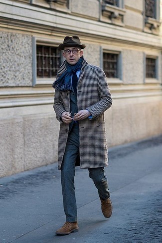 Dunkelblauen Schal kombinieren – 500+ Herren Outfits: Kombinieren Sie einen grauen Mantel mit Hahnentritt-Muster mit einem dunkelblauen Schal für einen entspannten Wochenend-Look. Entscheiden Sie sich für braunen Chukka-Stiefel aus Wildleder, um Ihr Modebewusstsein zu zeigen.