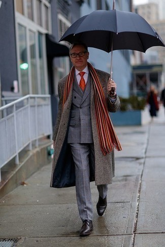 Orange Schal kombinieren – 77 Herren Outfits: Ein grauer Mantel und ein orange Schal vermitteln eine sorglose und entspannte Atmosphäre. Fühlen Sie sich mutig? Komplettieren Sie Ihr Outfit mit dunkelbraunen Chukka-Stiefeln aus Leder.