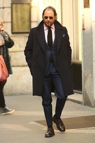 Schwarzen Mantel kombinieren – 164 Elegante Herbst Herren Outfits: Kombinieren Sie einen schwarzen Mantel mit einem dunkelblauen Anzug für einen stilvollen, eleganten Look. Ergänzen Sie Ihr Look mit braunen Leder Oxford Schuhen. Was für eine schöne Übergangs-Outfit Idee!