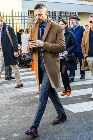 Dunkellila Leder Derby Schuhe kombinieren – 54 Herren Outfits: Entscheiden Sie sich für einen camel Mantel und einen dunkelblauen Anzug, um vor Klasse und Perfektion zu strotzen. Wählen Sie die legere Option mit dunkellila Leder Derby Schuhen.