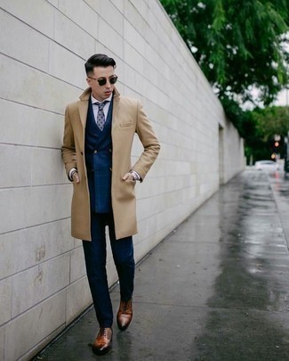 Wie dunkelblauen Anzug mit dunkelbrauner Leder Oxford Schuhe zu kombinieren – 245 Herren Outfits: Entscheiden Sie sich für einen dunkelblauen Anzug und einen camel Mantel für eine klassischen und verfeinerte Silhouette. Dunkelbraune Leder Oxford Schuhe sind eine perfekte Wahl, um dieses Outfit zu vervollständigen.