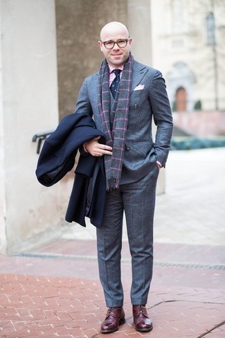 Grauen Schal mit Karomuster kombinieren – 19 Herren Outfits: Entscheiden Sie sich für Komfort in einem dunkelblauen Mantel und einem grauen Schal mit Karomuster. Fühlen Sie sich ideenreich? Entscheiden Sie sich für eine dunkelrote Lederfreizeitstiefel.