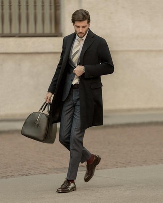 Welche Businesshemden mit schwarzen Mantels zu tragen – 116 Herbst Herren Outfits: Kombinieren Sie einen schwarzen Mantel mit einem Businesshemd, um vor Klasse und Perfektion zu strotzen. Braune Leder Derby Schuhe sind eine ideale Wahl, um dieses Outfit zu vervollständigen. Was für eine coole Übergangs-Look Idee!