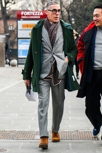 Dunkelbraunen gepunkteten Schal kombinieren – 12 Herren Outfits: Vereinigen Sie einen dunkelgrünen Mantel mit einem dunkelbraunen gepunkteten Schal für einen entspannten Wochenend-Look. Fügen Sie eine rotbraune Wildlederfreizeitstiefel für ein unmittelbares Style-Upgrade zu Ihrem Look hinzu.