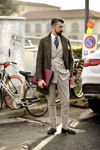 Dunkelgrüne Krawatte kombinieren – 500+ Elegante Herren Outfits: Tragen Sie einen dunkelbraunen Mantel und eine dunkelgrüne Krawatte, um vor Klasse und Perfektion zu strotzen. Wenn Sie nicht durch und durch formal auftreten möchten, wählen Sie schwarzen Leder Slipper mit Quasten.