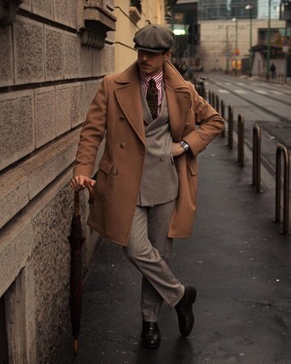 Graue Uhr kombinieren – 96 Winter Herren Outfits: Ein camel Mantel und eine graue Uhr sind eine kluge Outfit-Formel für Ihre Sammlung. Schwarze Leder Slipper putzen umgehend selbst den bequemsten Look heraus. Was für eine tolle Winter-Look Idee!