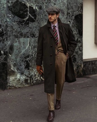 Beige Anzug kombinieren – 4 Winter Herren Outfits: Tragen Sie einen beige Anzug und einen dunkelbraunen Mantel, um vor Klasse und Perfektion zu strotzen. Fühlen Sie sich ideenreich? Wählen Sie dunkelbraunen Leder Slipper. Schon haben wir ein super Outfit im Winter.