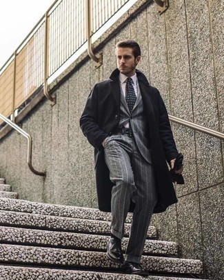 30 Jährige: Blaue Krawatte mit Paisley-Muster kombinieren – 6 Herren Outfits kalt Wetter: Vereinigen Sie einen schwarzen Mantel mit einer blauen Krawatte mit Paisley-Muster, um vor Klasse und Perfektion zu strotzen. Suchen Sie nach leichtem Schuhwerk? Entscheiden Sie sich für schwarzen Leder Derby Schuhe für den Tag.