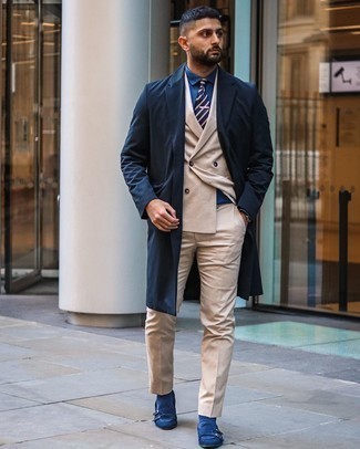 Dunkelblaue Doppelmonks kombinieren – 103 Herren Outfits: Tragen Sie einen dunkelblauen Mantel und einen hellbeige Anzug für einen stilvollen, eleganten Look. Suchen Sie nach leichtem Schuhwerk? Vervollständigen Sie Ihr Outfit mit dunkelblauen Doppelmonks für den Tag.