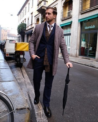 Braunen Schal kombinieren – 341 Herren Outfits: Tragen Sie einen braunen Mantel und einen braunen Schal für einen entspannten Wochenend-Look. Entscheiden Sie sich für schwarzen Leder Derby Schuhe, um Ihr Modebewusstsein zu zeigen.
