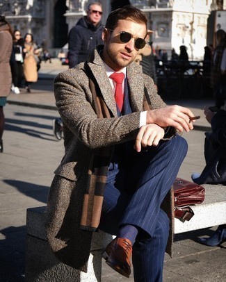 Rote Krawatte mit Karomuster kombinieren – 18 Herren Outfits: Tragen Sie einen braunen Mantel und eine rote Krawatte mit Karomuster für einen stilvollen, eleganten Look. Rotbraune Leder Oxford Schuhe sind eine perfekte Wahl, um dieses Outfit zu vervollständigen.