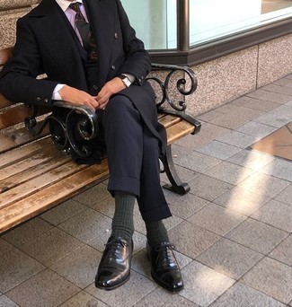 Schwarzen Mantel kombinieren – 986+ Herren Outfits: Kombinieren Sie einen schwarzen Mantel mit einem dunkelblauen Anzug für eine klassischen und verfeinerte Silhouette. Schwarze Leder Oxford Schuhe sind eine gute Wahl, um dieses Outfit zu vervollständigen.