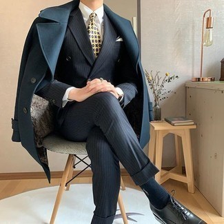 30 Jährige: Welche Mäntel mit grauen Anzuges zu tragen – 139 Elegante Herren Outfits: Paaren Sie einen Mantel mit einem grauen Anzug für eine klassischen und verfeinerte Silhouette. Ergänzen Sie Ihr Look mit schwarzen Leder Oxford Schuhen.