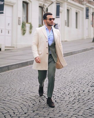 Welche Mäntel mit dunkelbrauner Doppelmonks zu tragen – 114 Herren Outfits kalt Wetter: Kombinieren Sie einen Mantel mit einem olivgrünen Anzug für einen stilvollen, eleganten Look. Fühlen Sie sich ideenreich? Wählen Sie dunkelbraunen Doppelmonks.