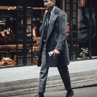 Wie dunkelgrauen Mantel mit grauen vertikal gestreiften Anzuges zu kombinieren – 9 Herren Outfits: Paaren Sie einen dunkelgrauen Mantel mit einem grauen vertikal gestreiften Anzug, um vor Klasse und Perfektion zu strotzen. Ergänzen Sie Ihr Look mit schwarzen Leder Oxford Schuhen.