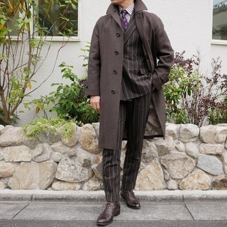 dunkelbrauner Mantel, dunkelbrauner vertikal gestreifter Anzug, weißes und braunes vertikal gestreiftes Businesshemd, dunkelbraune Leder Oxford Schuhe für Herren