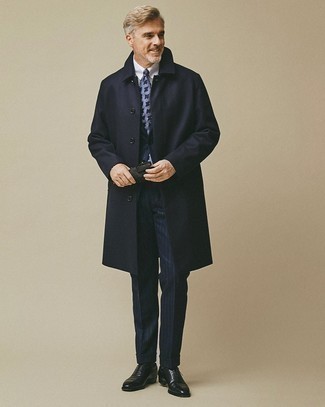 Wie blauen Anzug mit schwarzer Leder Oxford Schuhe zu kombinieren – 167 Herren Outfits: Entscheiden Sie sich für einen blauen Anzug und einen dunkelblauen Mantel für eine klassischen und verfeinerte Silhouette. Vervollständigen Sie Ihr Look mit schwarzen Leder Oxford Schuhen.