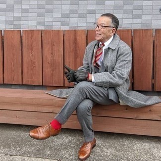 Rote horizontal gestreifte Krawatte kombinieren – 276 Herren Outfits: Kombinieren Sie einen grauen Mantel mit einer roten horizontal gestreiften Krawatte, um vor Klasse und Perfektion zu strotzen. Rotbraune Leder Oxford Schuhe fügen sich nahtlos in einer Vielzahl von Outfits ein.