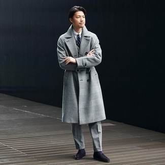 30 Jährige: Welche Anzüge mit grauen Mantels zu tragen – 111 Herren Outfits: Kombinieren Sie einen grauen Mantel mit einem Anzug für eine klassischen und verfeinerte Silhouette. Fühlen Sie sich ideenreich? Entscheiden Sie sich für schwarzen Wildleder Slipper.