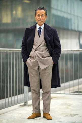 Dunkelblaue Krawatte kombinieren – 1200+ Herren Outfits: Vereinigen Sie einen dunkelblauen Mantel mit einer dunkelblauen Krawatte, um vor Klasse und Perfektion zu strotzen. Warum kombinieren Sie Ihr Outfit für einen legereren Auftritt nicht mal mit rotbraunen Monks aus Wildleder?