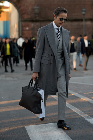 40 Jährige: Dunkelblaue Krawatte kombinieren – 86 Herbst Herren Outfits: Entscheiden Sie sich für einen grauen Mantel und eine dunkelblaue Krawatte, um vor Klasse und Perfektion zu strotzen. Fühlen Sie sich ideenreich? Wählen Sie schwarzen Leder Slipper. Ein schöner Herbst-Look.