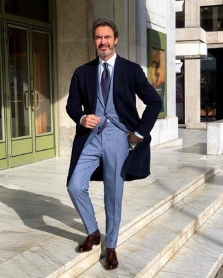 Rotbraune Leder Oxford Schuhe kombinieren – 171 Herren Outfits kühl Wetter: Kombinieren Sie einen dunkelblauen Mantel mit einem hellblauen Anzug für einen stilvollen, eleganten Look. Rotbraune Leder Oxford Schuhe sind eine ideale Wahl, um dieses Outfit zu vervollständigen.