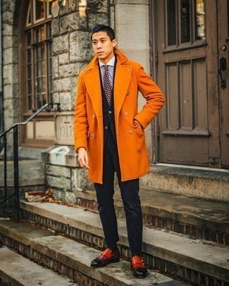 Rote Doppelmonks aus Leder kombinieren – 116 Herren Outfits: Kombinieren Sie einen orange Mantel mit einem dunkelblauen Cordanzug für eine klassischen und verfeinerte Silhouette. Fühlen Sie sich mutig? Komplettieren Sie Ihr Outfit mit roten Doppelmonks aus Leder.