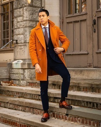 Doppelmonks aus Leder kombinieren – 147 Elegante Herren Outfits kühl Wetter: Tragen Sie einen orange Mantel und einen dunkelblauen Cordanzug, um vor Klasse und Perfektion zu strotzen. Wenn Sie nicht durch und durch formal auftreten möchten, entscheiden Sie sich für Doppelmonks aus Leder.