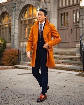 Orange Mantel kombinieren – 65 Herren Outfits: Vereinigen Sie einen orange Mantel mit einem dunkelblauen Cordanzug für eine klassischen und verfeinerte Silhouette. Fühlen Sie sich mutig? Ergänzen Sie Ihr Outfit mit rotbraunen Doppelmonks aus Leder.