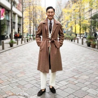 Welche Anzüge mit braunen Mantels zu tragen – 93 Elegante Herren Outfits kalt Wetter: Entscheiden Sie sich für einen braunen Mantel und einen Anzug, um vor Klasse und Perfektion zu strotzen. Suchen Sie nach leichtem Schuhwerk? Ergänzen Sie Ihr Outfit mit dunkelbraunen Wildleder Slippern mit Quasten für den Tag.